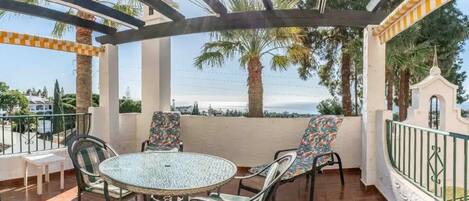 Apartment | Outdoor dining