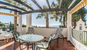 Apartment | Outdoor dining