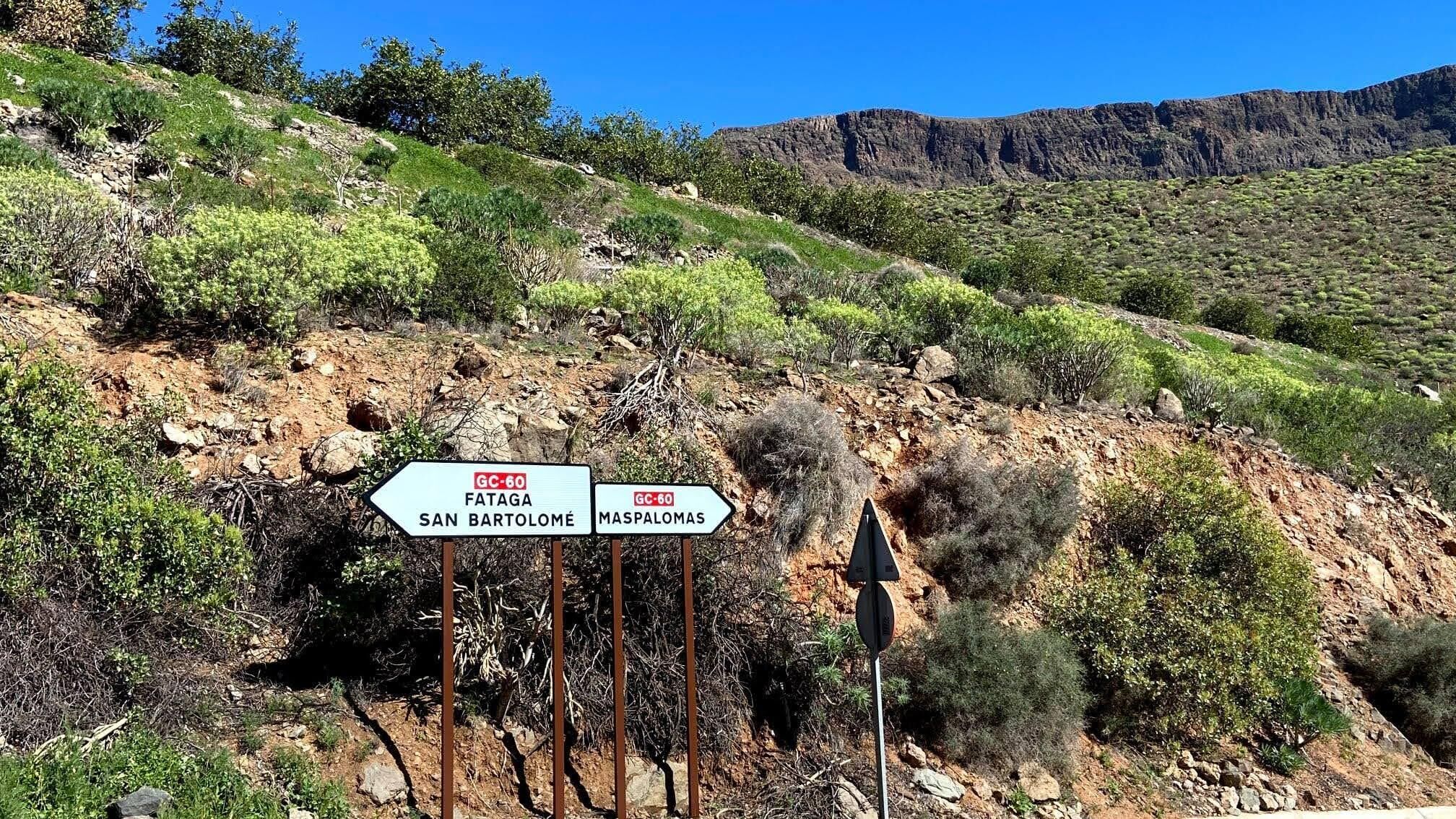 Ein Wegweiser mit den Zielorten Fataga und San Bartolomé, GC-60 angegeben.