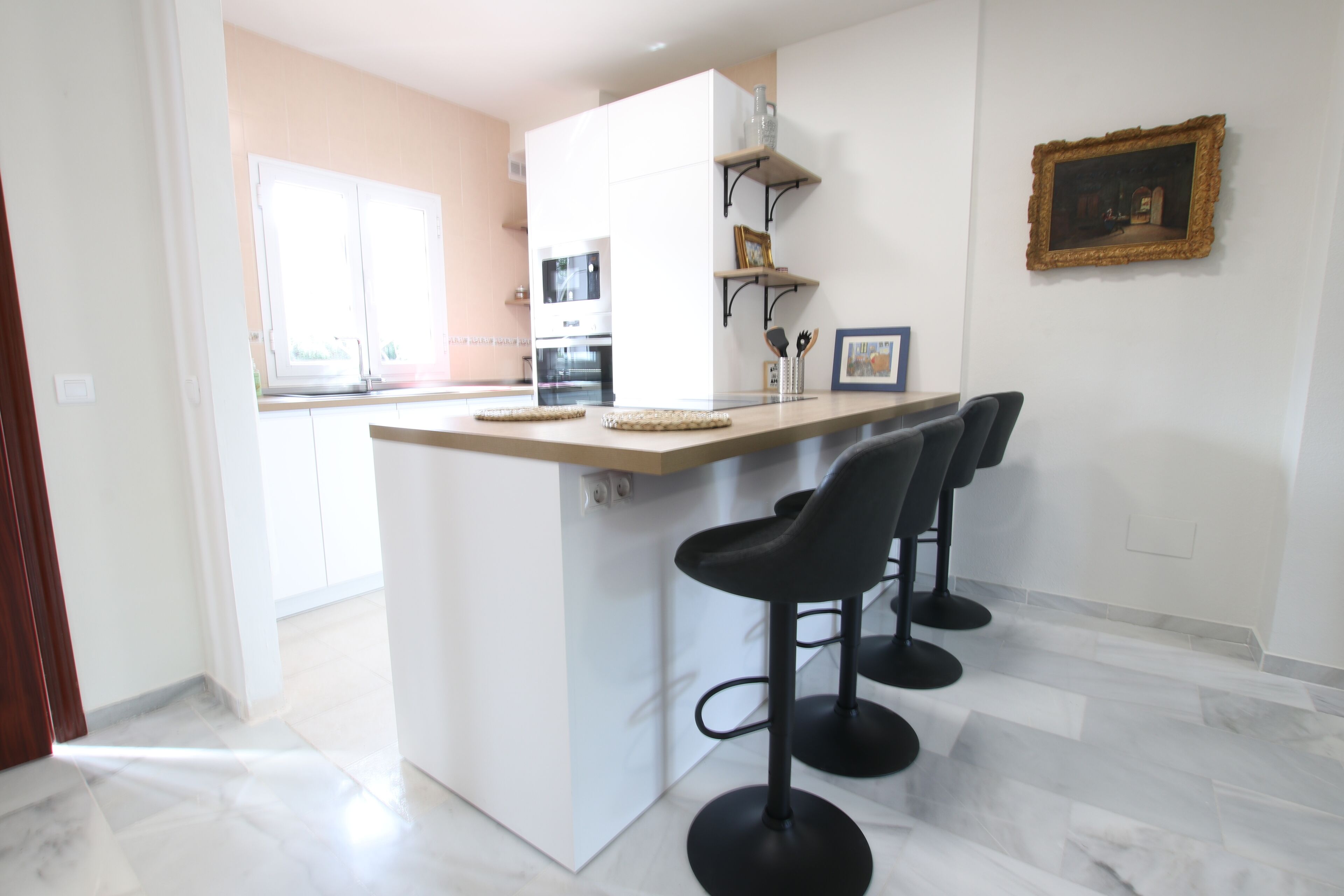 Huoneisto | Yksityinen keittiö | Jääkaappi, mikroaaltouuni, uuni, liesi