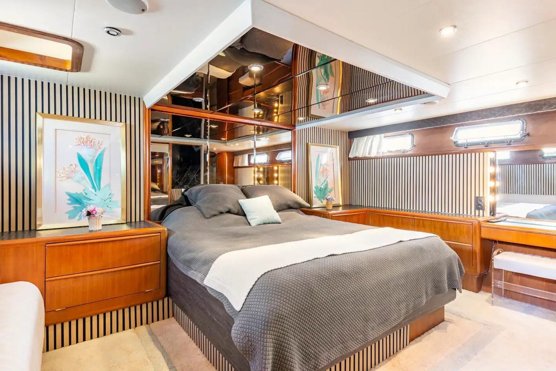 Un interior moderno con una cama, paneles de madera y obras de arte.