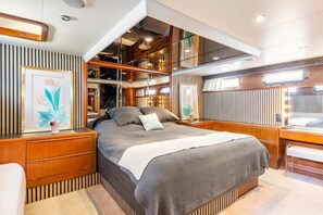 Un interior moderno con una cama, paneles de madera y obras de arte.