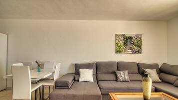 Apartamento | Zona de estar | Una televisión