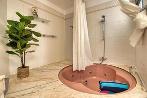 Bañera y ducha independientes, bañera profunda y secador de pelo