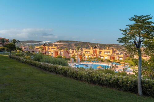 Seaview 2 Bed Apartment Sleeps 4 - Terrace - Pool