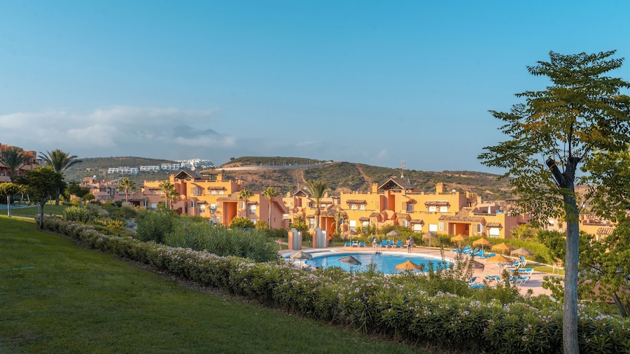 Seaview 2 Bed Apartment Sleeps 4 - Terrace - Pool