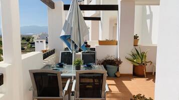 Appartement | Privékeuken | Een koelkast, een magnetron, een oven, een kookplaat