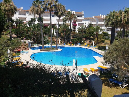 Apartmentsleeps4-pool-bbq-garden-ac