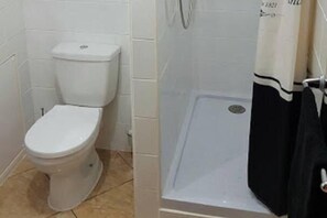 Shower, towels - 2-bed Villa Sleeps 5 - Private Pool & Free Parking (Seron)