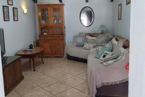 TV - 2-bed Villa Sleeps 5 - Private Pool & Free Parking (Seron)