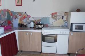 Fridge, microwave, oven, stovetop - 2-bed Villa Sleeps 5 - Private Pool & Free Parking (Seron)