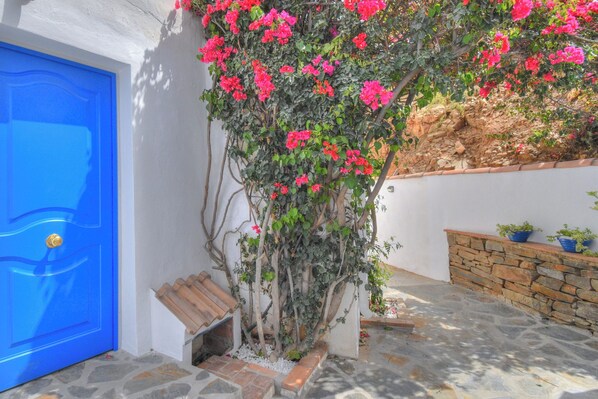 Property grounds - Casa Redonda a Tranquil Spacious Apartment (Còmpeta)