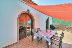 Outdoor dining - Casa Redonda a Tranquil Spacious Apartment (Còmpeta)