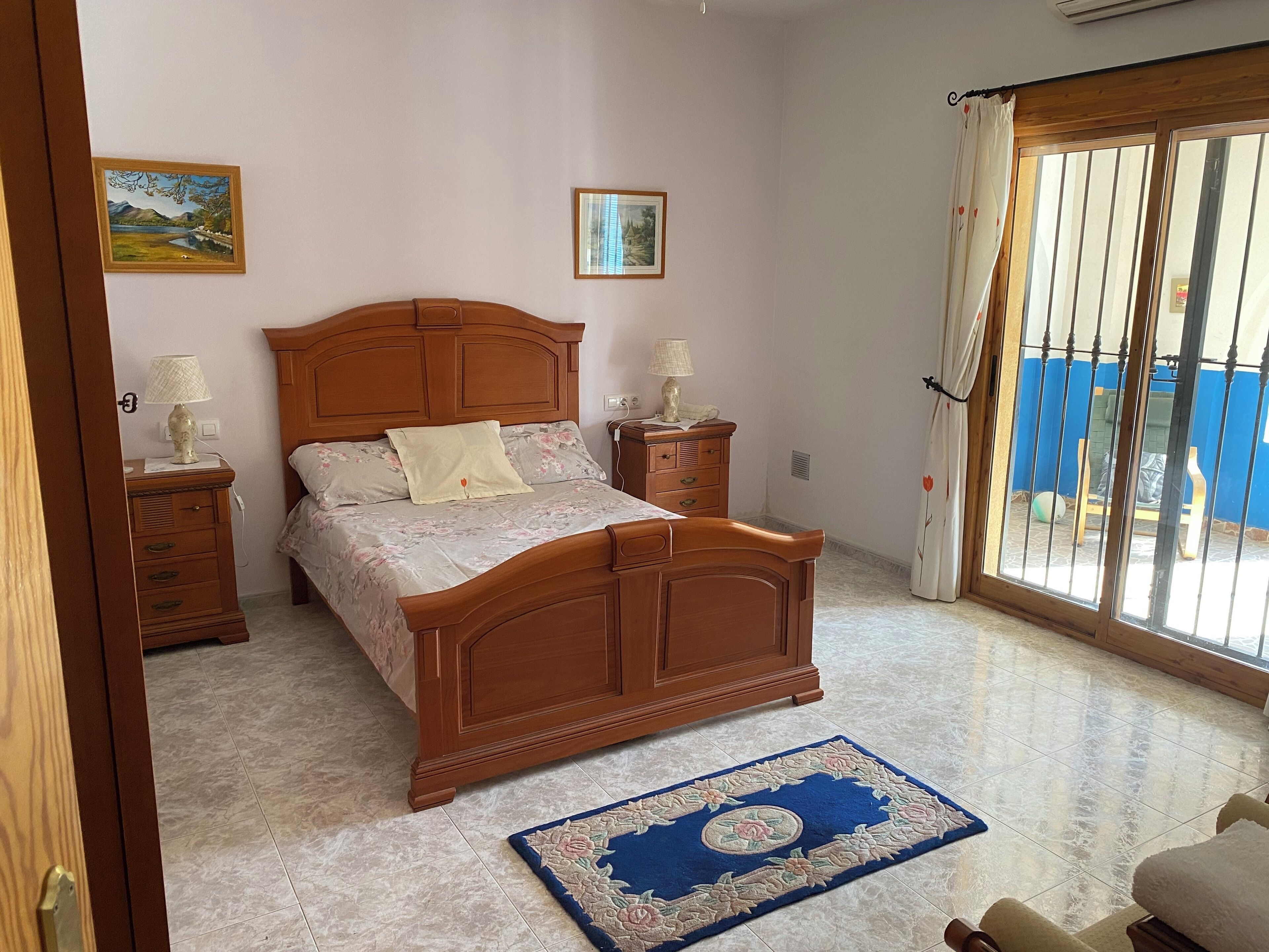 4 bedrooms, iron/ironing board, free WiFi, bed sheets