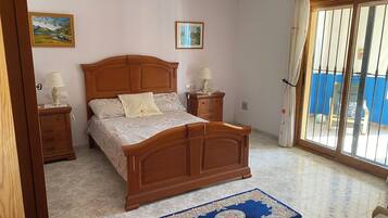 4 bedrooms, iron/ironing board, free WiFi, bed sheets