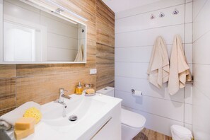 Appartement | Salle de bain | Douche, sĂšche-cheveux, serviettes fournies