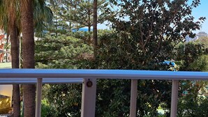 A balcony with a view of dense foliage and a clear blue sky. - Minerva 1-bedroom, Close to the Beach, Park etc (Benalmádena)