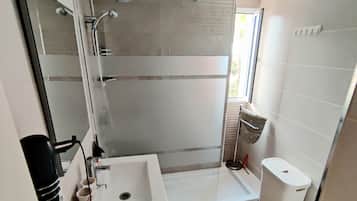 Apartment | Bathroom | Shower, free toiletries, hair dryer, towels