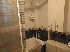 公寓 | 浴室 | 淋浴/盆浴组合、深泡浴缸、毛巾