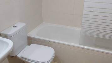 Apartment | Bathroom | Combined shower/bathtub, deep-soaking bathtub, hair dryer, towels
