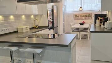 Refrigerador, microondas, horno, placa de cocina