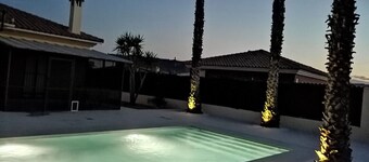 Villa - Sleeps 4 - Pool - Patio - Parking