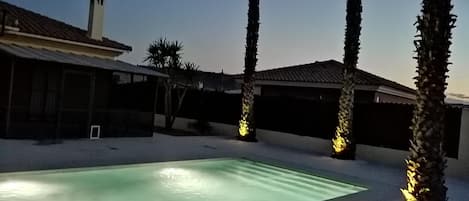 Una piscina al aire libre