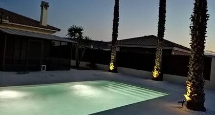 Villa - Sleeps 4 - Pool - Patio - Parking