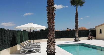 Villa - Sleeps 4 - Pool - Patio - Parking