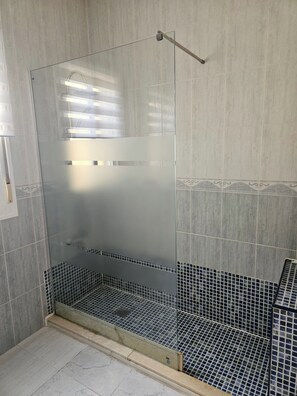 Douche, sèche-cheveux, serviettes fournies