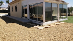 A modern house with large glass windows, a tiled roof, and a gravel driveway. - Villa - Sleeps 4 - Pool - Patio - Parking (Arboleas)