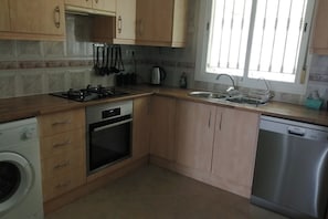 Fridge, microwave, oven, stovetop - Villa - Sleeps 4 - Pool - Patio - Parking (Arboleas)