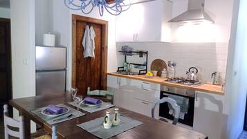 Cottage | Private kitchen | Fridge, oven, stovetop, electric kettle