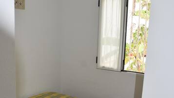House | 2 bedrooms, iron/ironing board, free WiFi, bed sheets