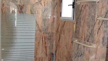 House | Bathroom | Combined shower/bathtub, deep-soaking bathtub, towels