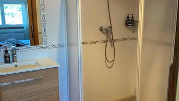 Maison | Salle de bain | Douche, sĂšche-cheveux, serviettes fournies