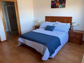 3 chambres, fer et planche à repasser, Wi-Fi gratuit, draps fournis