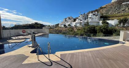 Modern Luxurious 3-bed Apartment in La Quinta Golf