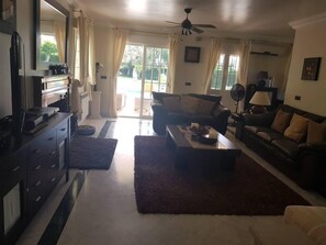 Villa | Zona de estar | Una chimenea