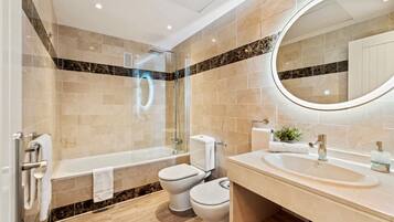 Apartment | Bathroom | Combined shower/bathtub, deep-soaking bathtub, towels