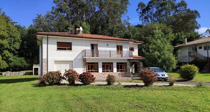 Charming 6-bed Chalet in Llanes