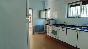 Chalet | Private kitchen | Fridge, microwave, oven, stovetop