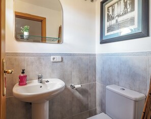 House | Bathroom | Shower, hair dryer, towels - 3 Bed Villa - Sleeps 6 - Pool - Garden - Parking (Manilva)