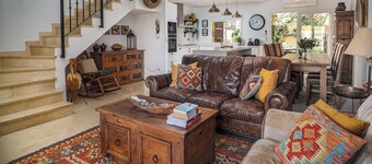 3 Bed Villa - Sleeps 6 - Pool - Garden - Parking