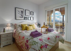 House - 3 Bed Villa - Sleeps 6 - Pool - Garden - Parking (Manilva)