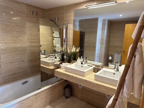 Apartment | Bathroom | Combined shower/bathtub, deep-soaking bathtub, hair dryer, towels - Apartment Sleeps 6 With Private Garden (Benahavis)