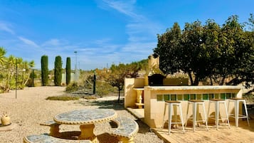 Villa | Restaurante al aire libre