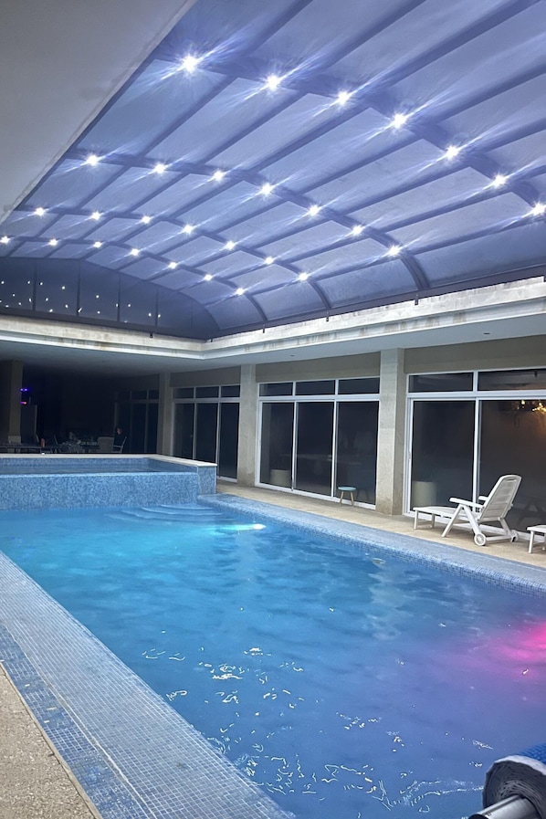 Villa | Zwembad | Een binnenzwembad