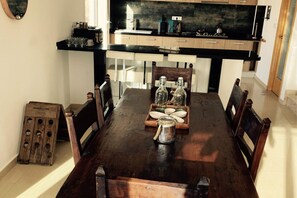Villa | Cocina privada | Frigorífico, microondas, horno y placa de cocina