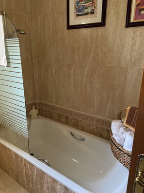 Villa | Bathroom | Combined shower/tub, deep soaking tub, hair dryer, towels - Immaculate 4-bed Villa in Estepona (Estepona)